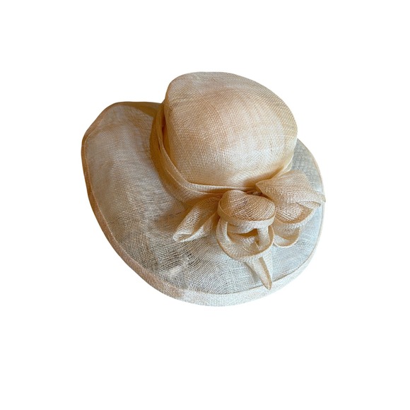 Elegant Straw Fascinator Hat with Flower Detail for Weddings Special Occasions - Picture 2 of 5